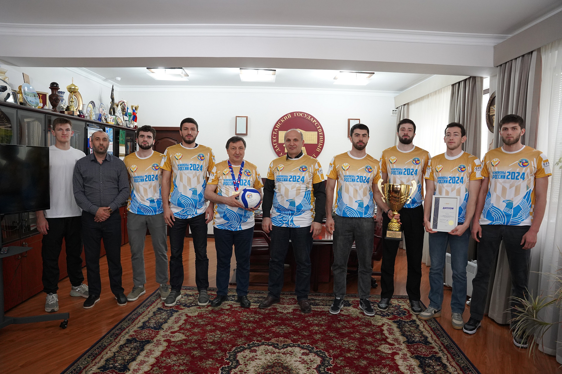 Муртазали Рабаданов встретился с игроками  и руководством волейбольной команды «Дагестан»